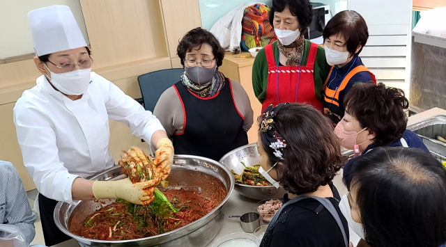 한국생활개선회 양평군연합회가 양평군농업기술센터 교육관에서 서울경기 김치 명인 황미선 쉐프의 