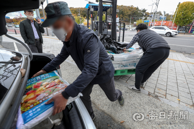 10일 오후 대구 수성구 고산농협 비료창고 앞에서 한 농민이 요소 비료를 대신할 원예·과수 전용 비료를 싣고 있다. 안성완 기자 asw0727@imaeil.com