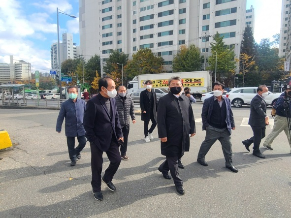 조원진 우리공화당 대통령 후보가 10일 오후 서울 서부트럭터미널에서 열린 민생현장 간담회에 앞서 전국개별화물자동차운송사업연합회 관계자들과 터미널을 둘러보고 있다. / 사진제공 우리공화당