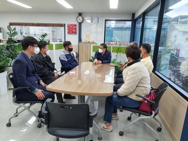 하대성(가운데) 경북도 경제부지사가 10일 영천 소재 자원순환 기업 동민산업 협동조합을 방문해 관계자들과 간담회를 하고 있다. 경북도 제공