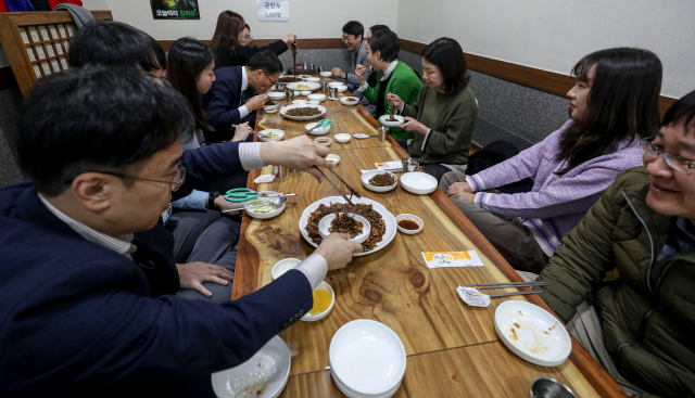 단계적 일상회복(위드 코로나)이 시작된 1일 낮 대구 달서구 한 음식점에서 달서구청 직원 12명이 함께 식사를 하고 있다. 이날부터 사적모임은 접종 구분 없이 수도권에선 10명까지, 비수도권에선 12명까지 가능해진다. 다만, 마스크를 벗고 대화를 하는 식당·카페에서는 예방접종을 마치지 않은 사람은 4명까지만 모일 수 있다. 안성완 기자 asw0727@imaeil.com