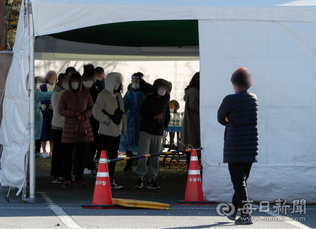 단계적 일상회복 전환 이후 확진자 증가세가 이어지고 있는 가운데 12일 오전 대구스타디움 임시선별진료소에서 시민들이 코로나19 진단 검사를 기다리고 있다. 이날 대구시에 따르면 전날 70명이 신규 확진돼 지난 1일 위드 코로나 시행 이후 가장 많이 발생했다. 우태욱 기자 woo@imaeil.com