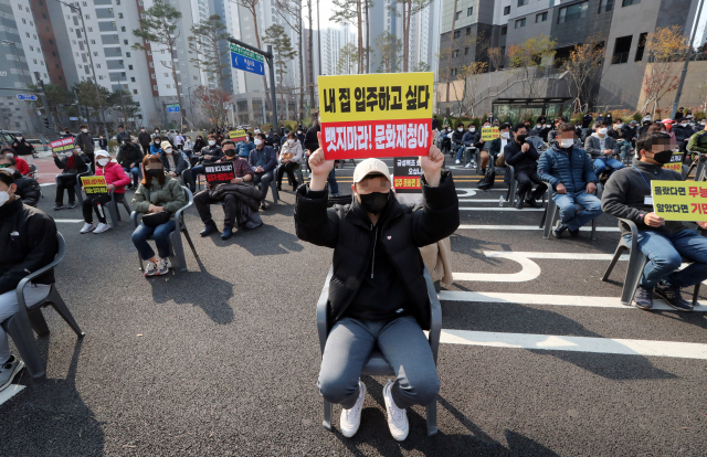 14일 오후 인천시 서구 원당동 검단신도시에서 문화재청의 명령으로 공사가 중지된 아파트단지의 입주예정자들이 건설사 관계자와 간담회를 하고 있다. 연합뉴스