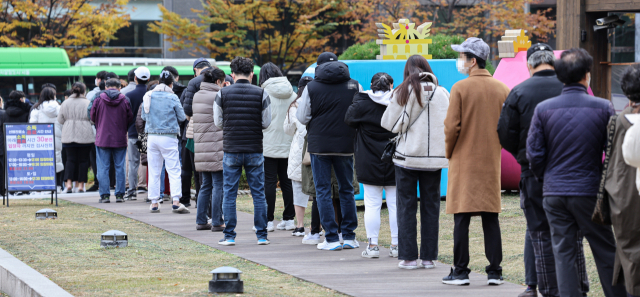 휴일인 14일 오전 서울 송파구 송파구보건소 신종 코로나바이러스 감염증(코로나19) 선별진료소에서 시민들이 검사를 받기 위해 길게 줄지어 서 있다. 이날 보건당국이 발표한 14일 0시 기준 신규 감염은 2천419명으로 위·중증 환자는 483명을 기록해 이틀 연속 480대를 유지했다. 연합뉴스