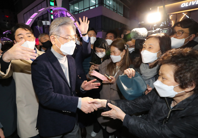 더불어민주당 이재명 대선후보가 12일 부산시 중구 구덕로 BIFF 광장에서 시민들과 인사하고 있다. 연합뉴스