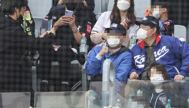 국민의힘 윤석열 대선 후보가 14일 오후 서울 구로구 고척스카이돔에서 열린 2021 프로야구 포스트시즌 한국시리즈 1차전 두산 베어스와 kt wiz의 경기를 찾아 경기를 관람하던 중 야구팬의 요청으로 기념 촬영을 하고 있다. 연합뉴스