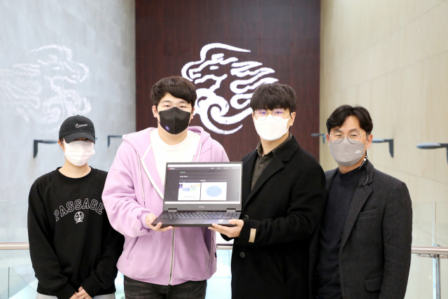 왼쪽부터 2021 창의적 종합설계 경진대회에서 수상한 CSS팀 변지윤, 손승호, 김준식 학생과 최상용 지도교수. 영남이공대 제공
