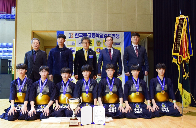 제38회 추계 전국 중·고등학교 검도대회에서 개인전, 단체전 우승을 차지한 대구 동평중학교 검도부. 대구교육청 제공