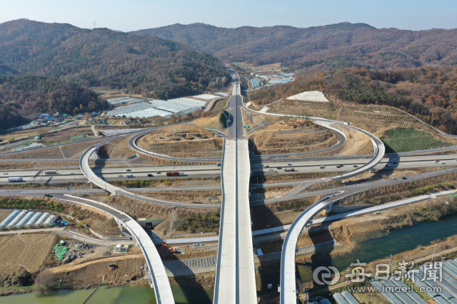 17일 오후 경부고속도로와 도시외곽순환도로(대구 4차순환고속도로)가 만나는 경북 칠곡군 지천면 지천분기점 2공구 현장이 제 모습을 드러내고 있다. 대구 외곽을 크게 연결하는 4차순환도로 공사가 내년 3월 개통을 앞두고 막바지 단계에 접어들고 있다. 2014년 3월 공사를 시작한 4차 순환도로는 현재 약 97%의 공정률을 보이고 있다. 안성완 기자 asw0727@imaeil.com