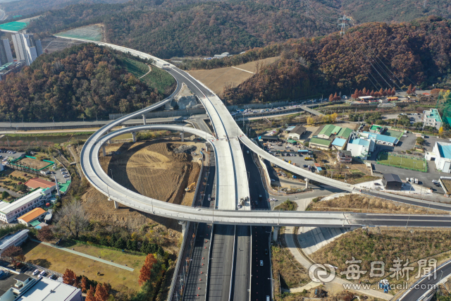 17일 오후 대구 북구 칠곡중앙대로와 4차순환도로가 만나는 북구 읍내동 읍내분기점 4공구 현장이 제 모습을 드러내고 있다. 대구 외곽을 크게 연결하는 4차순환선 공사가 내넌 3~4월 개통을 앞두고 막바지 단계에 접어들고 있다. 2014년 3월 공사를 시작한 4차 순환도로는 현재 약 97%의 공정률을 보이고 있다. 안성완 기자 asw0727@imaeil.com