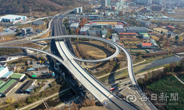 17일 오후 대구 북구 칠곡중앙대로와 4차순환도로가 만나는 북구 읍내동 읍내분기점 4공구 현장이 제 모습을 드러내고 있다. 대구 외곽을 크게 연결하는 4차순환선 공사가 내넌 3~4월 개통을 앞두고 막바지 단계에 접어들고 있다. 2014년 3월 공사를 시작한 4차 순환도로는 현재 약 97%의 공정률을 보이고 있다. 안성완 기자 asw0727@imaeil.com