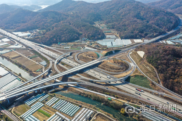 17일 오후 경부고속도로와 도시외곽순환도로(대구 4차순환도로)가 만나는 경북 칠곡군 지천면 지천분기점 2공구 현장이 제 모습을 드러내고 있다. 대구 외곽을 크게 연결하는 4차순환도로 공사가 내년 3월 개통을 앞두고 막바지 단계에 접어들고 있다. 2014년 3월 공사를 시작한 4차 순환도로는 현재 약 97%의 공정률을 보이고 있다. 안성완 기자 asw0727@imaeil.com