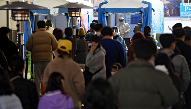 국내 코로나19 신규 확진자가 3천명을 넘어선 17일 오전 대구 북구보건소에 마련된 코로나19 선별진료소에서 많은 시민들이 검사를 받기 위해 차례를 기다리고 있다. 김영진 기자 kyjmaeil@imaeil.com