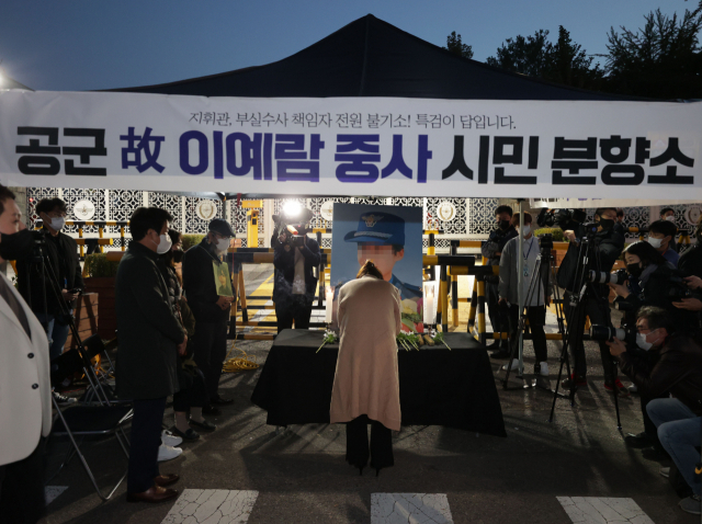 서울 용산구 국방부 앞에 설치된 고(故) 이예람 중사의 시민분향소에서 시민들이 고인을 추모하며 국화꽃을 놓고 있다. 이 중사는 상급자로부터 당한 성추행 피해를 신고하고 극단적 선택을 했다. 연합뉴스