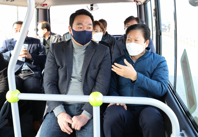 성주군은 전국 최초 전기마을버스를 도입했다. 정희용(왼쪽) 국회의원과 이병환 성주군수가 버스를 타고 점검하고 있다. 성주군 제공