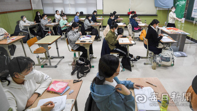 2022학년도 대학수학능력시험일인 18일 대구여자고등학교에서 수험생들이 고사장에 입실해 대기하고 있다. 안성완 기자 asw0727@imaeil.com