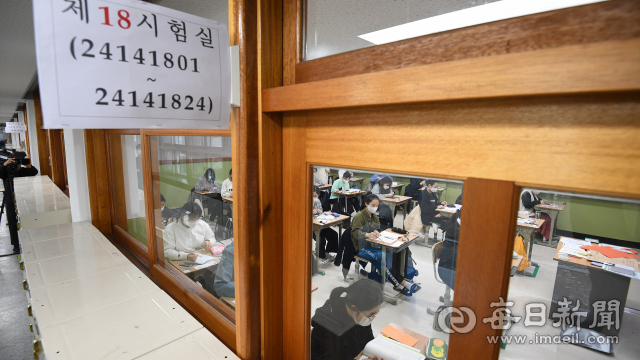 2022학년도 대학수학능력시험일인 18일 대구여자고등학교에서 수험생들이 고사장에 입실해 대기하고 있다. 안성완 기자 asw0727@imaeil.com