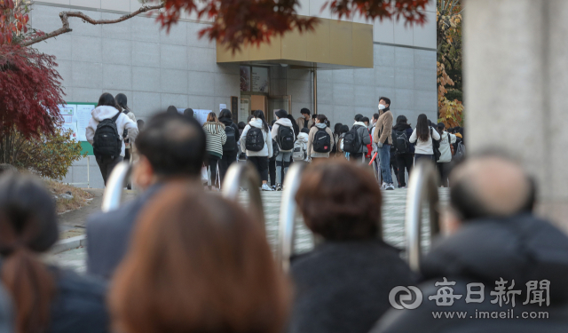 문·이과 통합 수능시험, 정시 확대와 약대 학부생 모집 등 이번 대입은 변화 요소가 많다. 2022학년도 수능시험이 시행된 18일 대구여자고등학교 앞에서 수험생 학부모들이 시험장에 들어가는 수험생들을 바라보고 있다. 안성완 기자 asw0727@imaeil.com