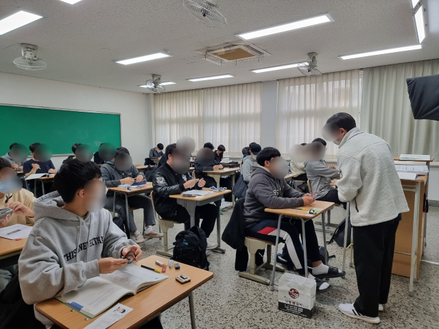 대구시교육청 24지구 6시험장 경북고 한 시험실에서 수험생들이 감독관으로부터 수능 유의사항을 듣고 있다. 임재환 기자