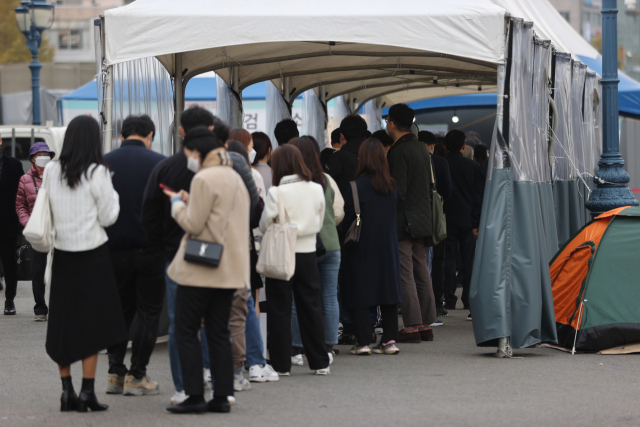 신종 코로나바이러스 감염증(코로나19) 신규 확진자가 3천292명 발생하며 역대 최다치를 기록한 18일 오전 서울역 광장에 마련된 코로나19 임시선별검사소에서 피검자들이 줄을 서 있다. 연합뉴스