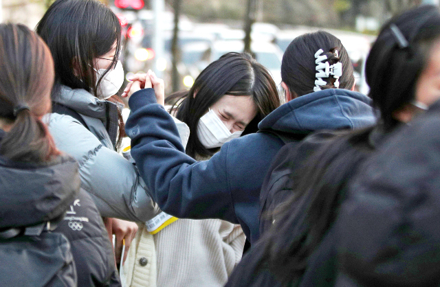 18일 오후 대구 정화여자고등학교에서 2022학년도 대학수학능력시험을 마친 수험생이 친구들과 기쁨을 나누고 있다. 김영진 기자 kyjmaeil@imaeil.com