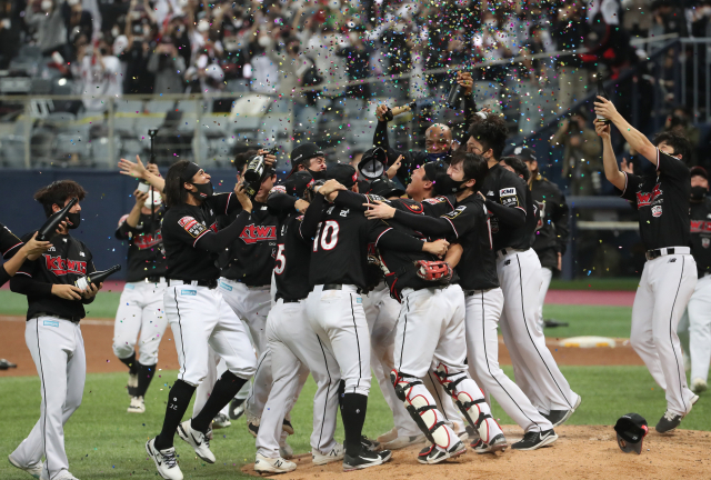 18일 서울 구로구 고척스카이돔에서 열린 2021신한은행 SOL KBO 포스트시즌 한국시리즈 4차전 kt 대 두산 경기, 8대4 승리로 창단 첫 통합우승을 달성한 kt 선수들이 환호하고 있다. 연합뉴스