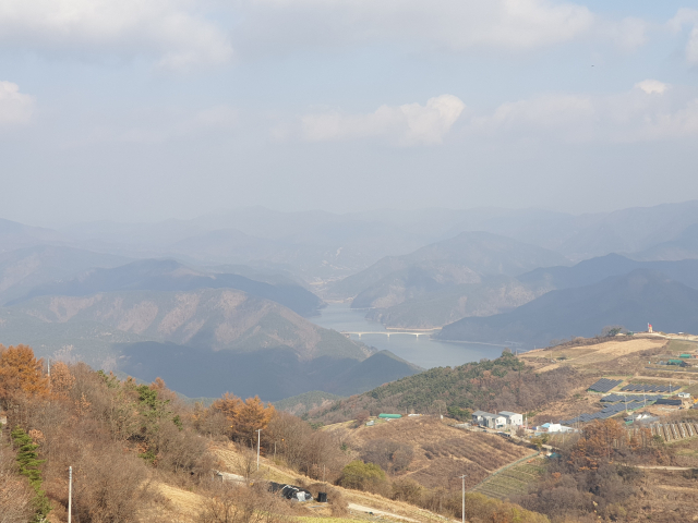 화산마을에서 바라본 군위댐 전경. 이 마을 주민들과 군위군민들은 군위댐에 수상태양광이 들어서면 경관 및 식수 안정정이 훼손된다며 한국수자원공사에 사업 철회를 요구하고 있다. 이현주 기자