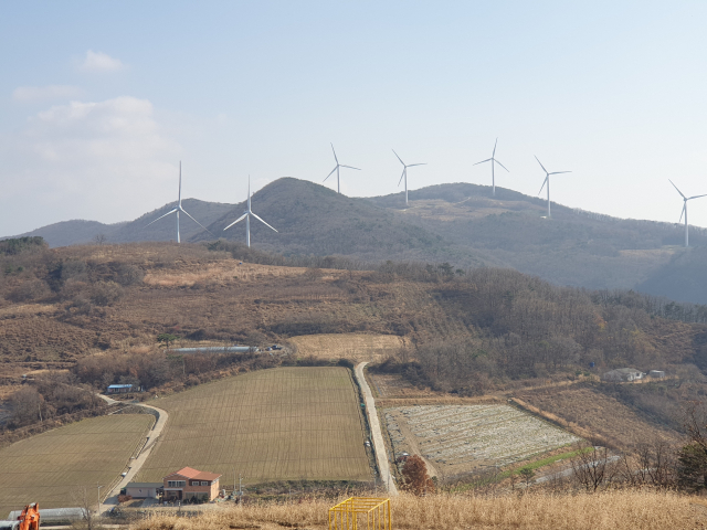 화산마을에 설치된 풍력발전기 2기와 인접한 영천시 신녕면에 설치된 풍력발전기 5기. 이달 16일 산업통상자원부가 화산마을에 풍력발전기 4기를 더 설치하겠다고 밝혀 주민 반발이 거세다. 이현주 기자