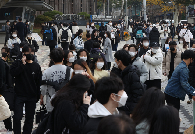 2022학년도 대학수학능력시험 다음 날인 19일 오전 서울 동작구 숭실대학교에서 열린 수시모집 논술고사를 마친 수험생과 학부모들이 교정을 나오고 있다. 연합뉴스