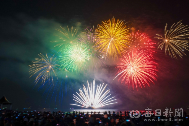 20일 포항 영일대해수욕장에서 열린 2021 포항국제불빛축제 개막식에서 미니불꽃쇼가 펼쳐지고 있다. 포항시 제공