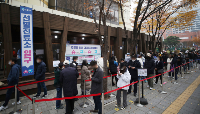 코로나19 확산세가 좀처럼 꺾이지 않으면서 21일 신규 확진자 수는 주말에도 3천명대를 나타냈다. 위중증 환자도 517명을 기록하면서 이틀 연속 500명대를 나타냈다. 중앙방역대책본부는 이날 0시 기준으로 신규 확진자가 3천120명 늘어 누적 확진자 수가 41만5천425명이라고 밝혔다. 사진은 이날 서울 송파구 보건소 선별진료소에 검사를 위해 줄 선 시민들. 연합뉴스