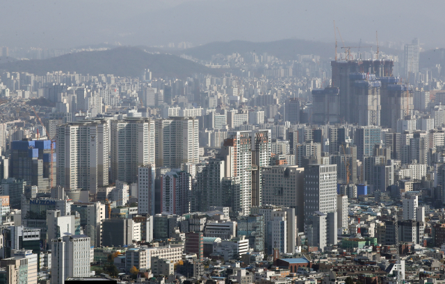 서울시 민생사법경찰단은 13일 부동산 시장 투기과열을 우려해 분양권을 사고팔지 못하도록 지정한 전매제한 아파트 분양권을 불법적으로 거래·알선한 11명을 형사입건했다고 밝혔다. 사진은 지난달 22일 서울 중구 남산에서 바라본 서울시내 아파트. 연합뉴스