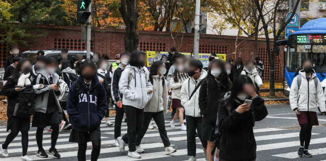 코로나19 이후 2년 만에 초중고 전면등교가 시작된 22일 오전 대구 북구 성화중·고등학교 학생들이 등교하고 있다. 안성완 기자 asw0727@imaeil.com