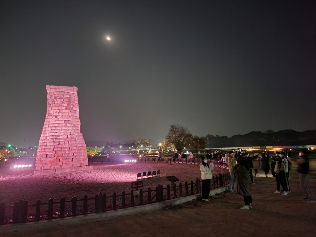 야간 조명을 한 경주 첨성대. 금요일인 지난 19일 밤 첨성대에는 많은 관광객과 경주시민들이 찾아 기념사진을 찍는 등 늦가을 정취를 만끽했다. 김교성 기자