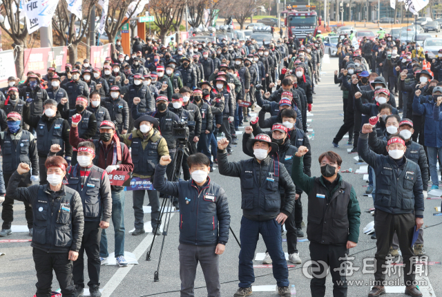 25일 민주노총 공공운수노조 화물연대본부가 안전운임 일몰제 폐지 등을 촉구하며 총파업에 돌입한 가운데 이날 구미시청 앞에서 대구경북본부 화물연대 노조원들이 총파업 출정식을 갖고 있다. 화물연대는 안전운임 전차종·전품목 확대, 생존권 쟁취를 위한 운임 인상, 산재보험 전면 적용, 지입제 폐지, 노동기본권 쟁취 등 6개 안을 요구하며 사흘간 총파업에 나섰다. 성일권 기자 sungig@imaeil.com