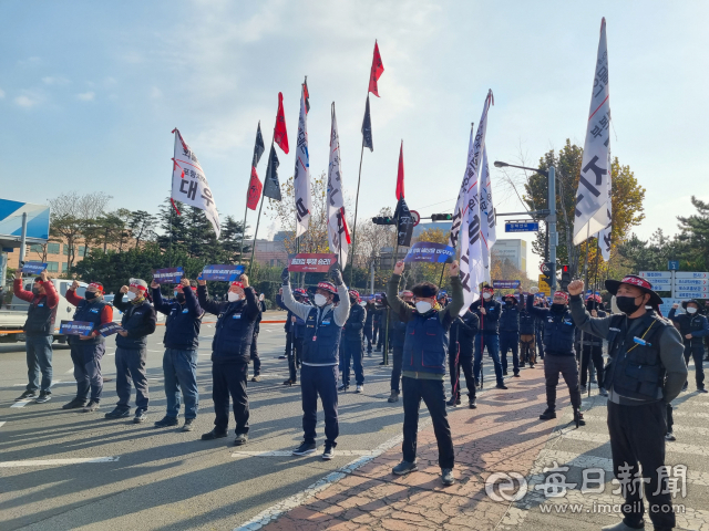 민주노총 공공운수노조 화물연대 포항지역본부 조합원들이 25일 오전 포스코 본사 앞에서 총파업을 결의하는 출정식을 진행하고 있다. 배형욱 기자