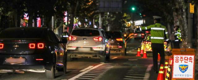 지난 20일 오후 대구 북구 복현동 한 도로에서 경찰들이 음주운전 단속을 하고 있다. 대구경찰청은 이달부터 시행된 