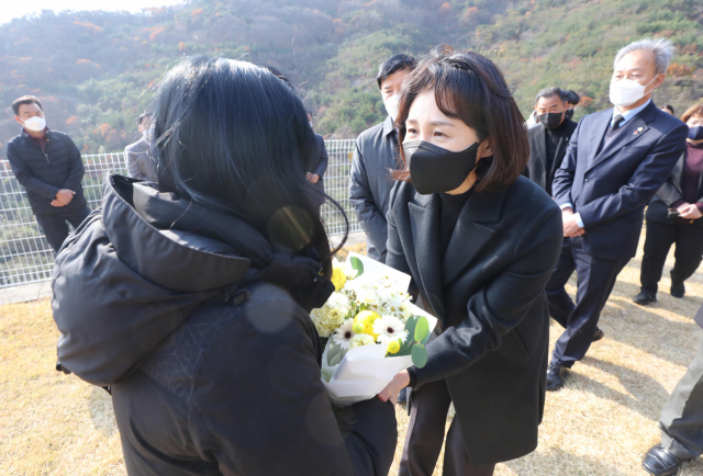 더불어민주당 이재명 대선 후보 부인 김혜경 여사가 24일 오전 전남 여수시 소라면 예다원을 찾아 현장실습 중 숨진 홍정운 군의 49재에 참석해 유족들을 위로하고 있다. 연합뉴스