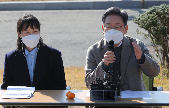 더불어민주당 이재명 대선후보가 26일 오전 전남 신안군 압해읍 응급의료 전용헬기 계류장에서 열린 섬마을 구호천사 닥터헬기와 함께하는 국민 반상회에서 발언하고 있다. 연합뉴스