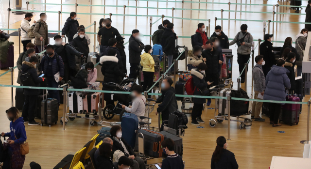 23일 오후 인천 영종도 인천국제공항 제1여객터미널 출국장 캐나다행 탑승 카운터가 여행객들로 붐비고 있다. 연합뉴스