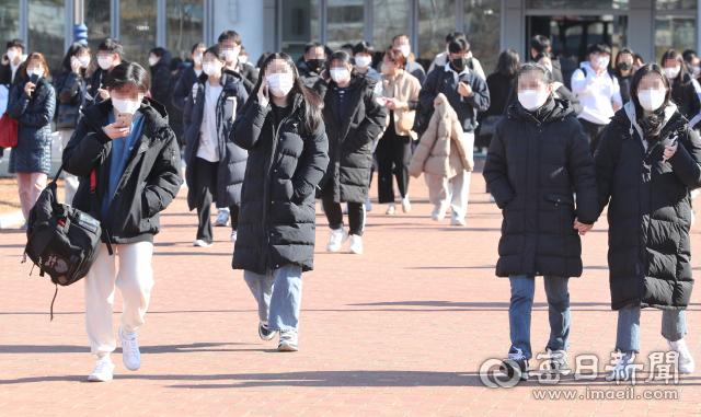 지난 11월 경북대학교에서 2022학년도 수시모집 논술고사를 치른 수험생들이 고사장을 나서고 있다. 매일신문 DB