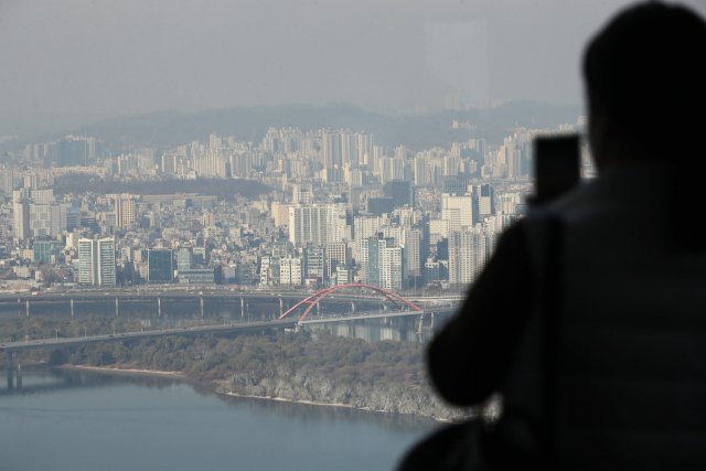 28일 서울 영등포구 63스퀘어에서 바라본 서울 아파트. 연합뉴스