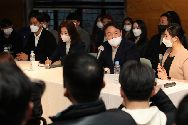 국민의힘 윤석열 대선 후보가 29일 오후 대전 유성구의 한 카페에서 열린 