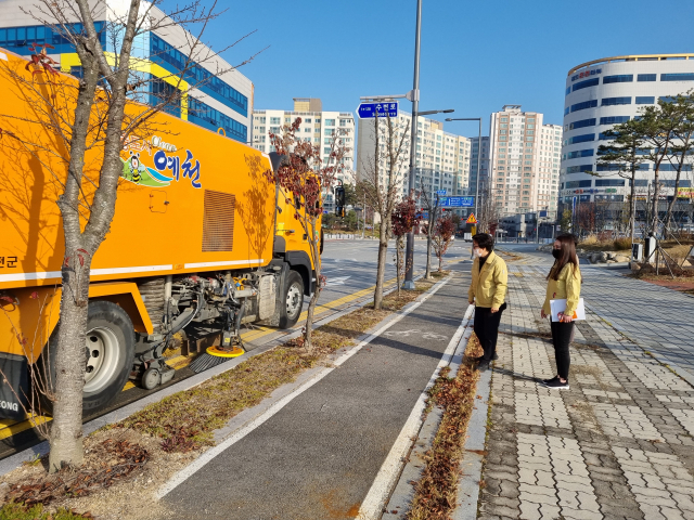 최영숙(왼쪽) 경북도 환경산림자원국장이 진공노면청소차 운영 상황을 점검하고 있다. 경북도 제공