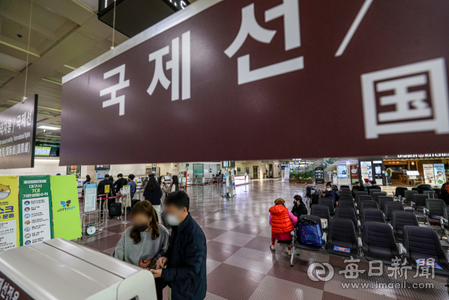 공항시설사용료·임대료 등에 대해 내년 6월까지 감면기간이 연장된다. 사진은 대구국제공항 국제선 모습. 매일신문DB.