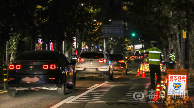 대구 북부경찰서 교통안전계 직원들이 북구 복현동 한 도로에서 음주운전 단속을 벌이고 있다. 매일신문DB