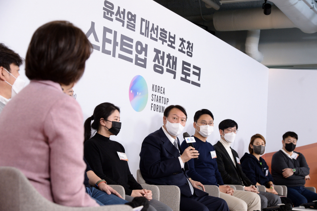 국민의힘 윤석열 대선 후보가 2일 오후 서울 중구 시그니처타워에서 열린 스타트업 정책 토크에서 참석자들의 질문에 답하고 있다. 연합뉴스