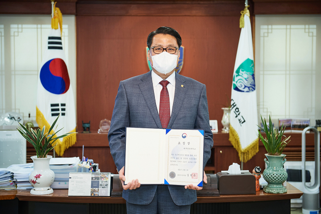 변창훈 대구한의대 총장이 상장을 들어보이고 있다. 대구한의대 제공