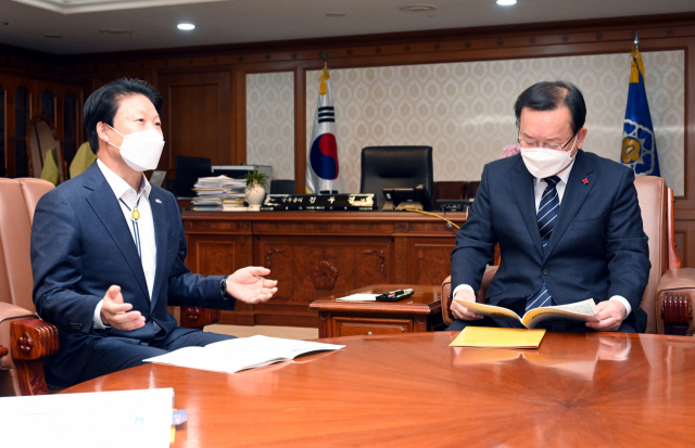 이병환(왼쪽) 성주군수가 지난 2일 김부겸 국무총리에게 지역 현안을 설명하고 각별한 관심과 지원을 요청하고 있다. 성주군 제공