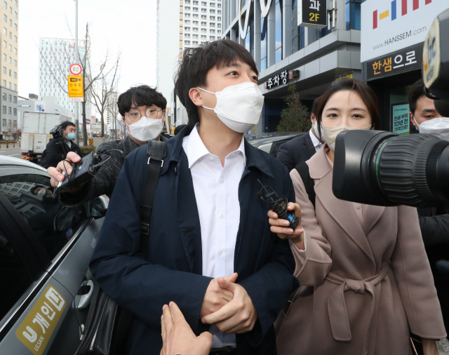 국민의힘 이준석 대표가 3일 오후 울산시 남구 울산시당 앞에 도착해 취재진의 질문을 받고 있다. 연합뉴스